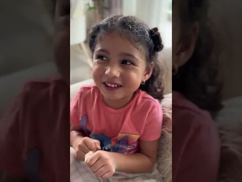 Fiorella y Chloe ayudan a su mamá