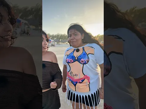 LA MUÑECA CASI SE AHOGA EN LA PLAYA 😱
