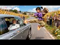 Download Lagu Avô de CEO ficou preso 3dias no carro!Até que uma aldeã quebrou a janela com um chute!Destino mudou!