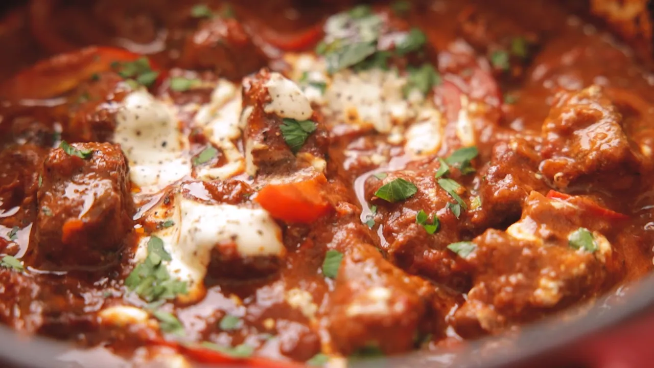 Rindergulasch mit Paprika und Kartoffeln / Gulasch / Sallys Welt. 