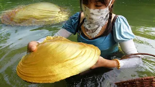 😱😱 When the girl pried open the old mussel, she found many shiny pearls hidden deep inside its shell
