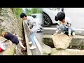 Download Lagu A Kind-Hearted Man Rescued A Disabled Woman Who Fell Into A Ditch And Repaired The Road#funny