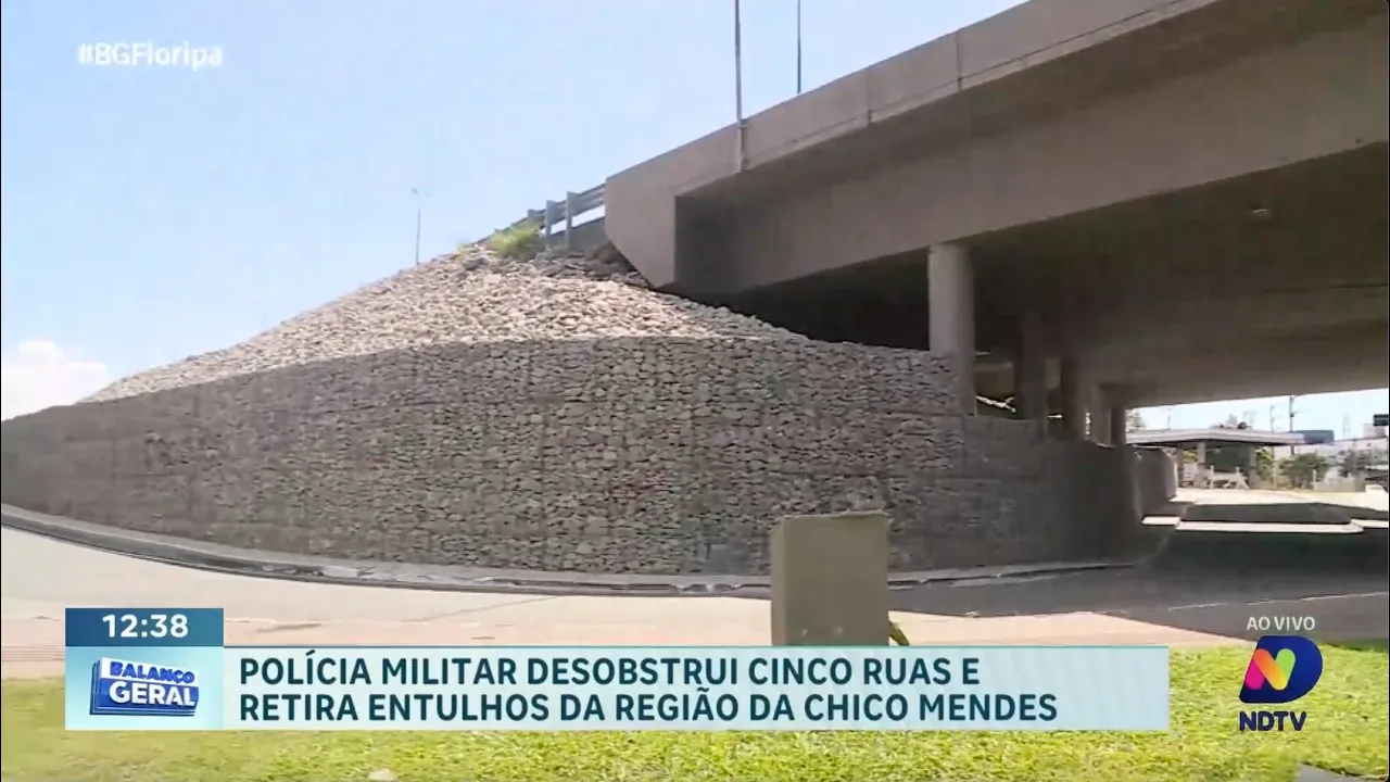 Operação de segurança: PM desobstrui cinco ruas e remove entulhos na região da Chico Mendes