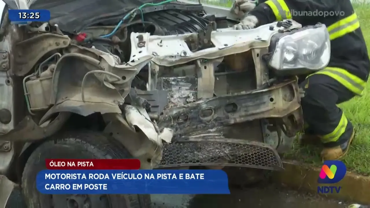Óleo na pista: motorista roda veículo na pista e bate carro em poste em Joinville