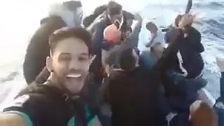 الحراقة الجزائريين يغنون سمحيلي آمااا الفيديو الذي أبكى الجزائريين 