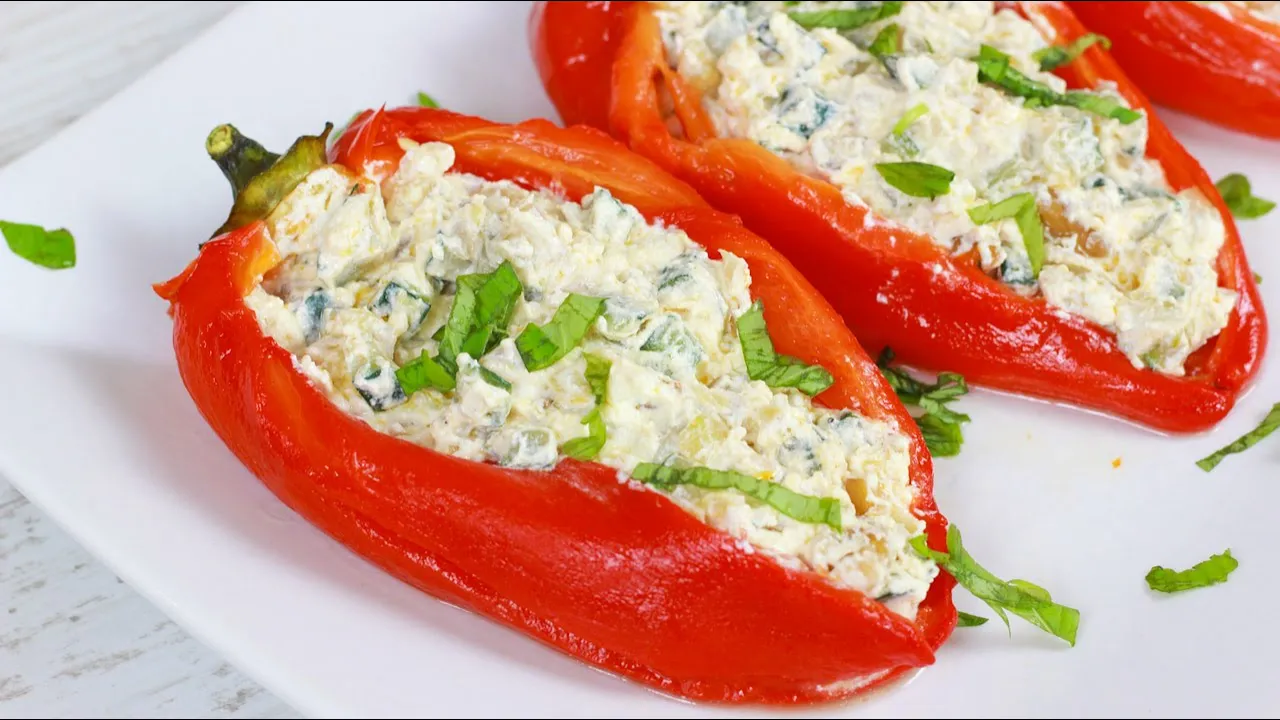 Diese Gefüllte Paprika mit Feta ist super, denn sie lässt sich in großen Mengen zubereiten und ist v. 