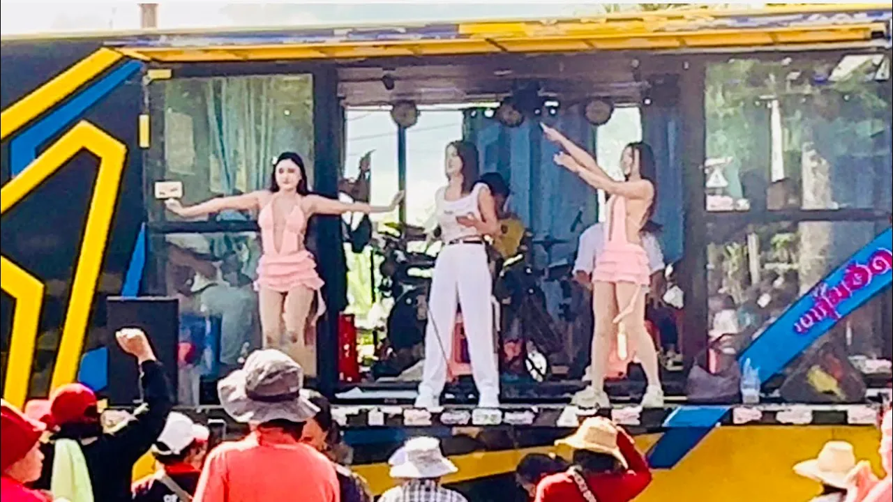 งานแห่เทียน อำเภอสนม 