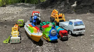 Mencari mobil mobilan, truk pasir, truk molen, truk pemadam, ambulance, kereta api, mobil balap