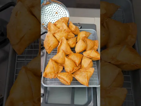 1 se kissi ka bhi mann nahi Bhara 😂😂 spicy aloo pyaz samosa #bharatzkitchen #foodie #samosa