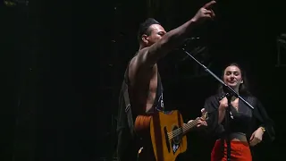 perdana jerinx sid bersama istri bawakan lagu baru cahaya nusantara di atas panggung