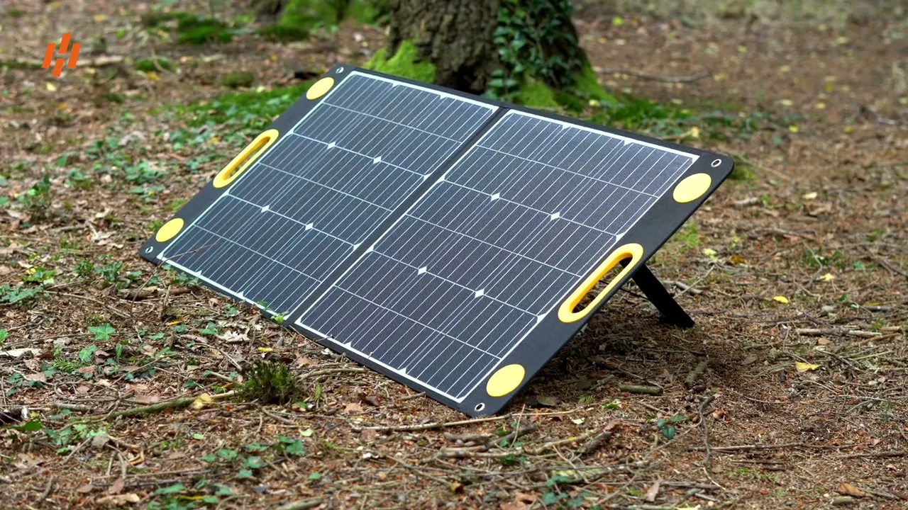 Man geeft uitleg over powerstations van HEKO Solar draagbare accu's