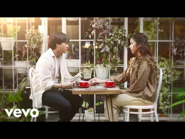 Download MP3 Arsy Widianto, Tiara Andini - Memilih Aku (Official Music Video)