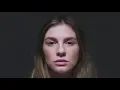 Download Lagu Maan - Ze Huilt Maar Ze Lacht (Official Video)