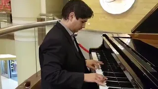 موسيقي الكاميرا في الملعب دندنها