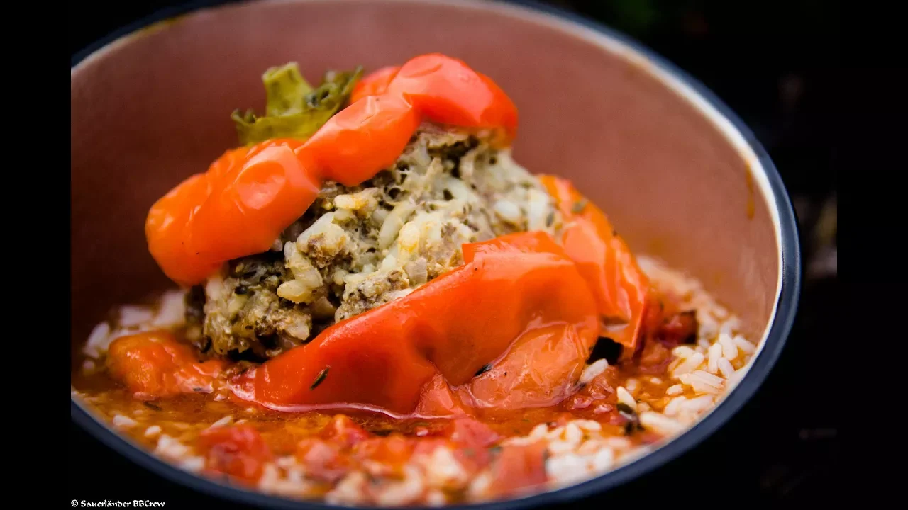 Leckere gefüllte Paprikaschoten auf Tomatensoße | Ein Rezept der La Cocina Kochschulen. 