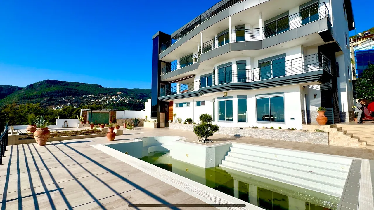 Sea-View 7-Bedroom Villa in Bektaş with sea view