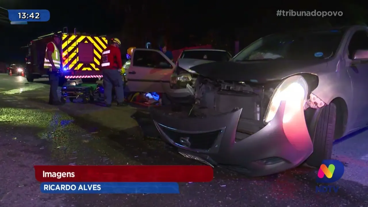 Acidente no bairro Floresta: carros batem de frente e grávida fica ferida