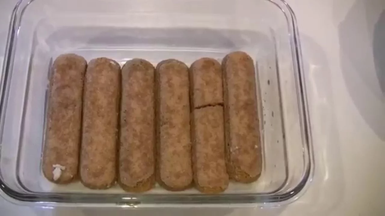 Für das Tiramisu brauchst du: 600 ml Kaffee 2 EL Zucker 6 EL Amaretto 4 Eigelbe 70 g Zucker 1 Prise . 