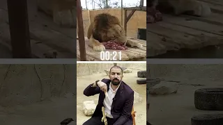 الاستاذ القطاوي بشرح لطلابه مادة الاحياء مع الاسد بدون اي فاصل بينهم 