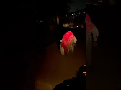 रात के अंधेरे में भारी बोरी उठाए अकेली जा रही ये बुजुर्ग माँ जी😱#dadimaa #humanity#kindness #shorts