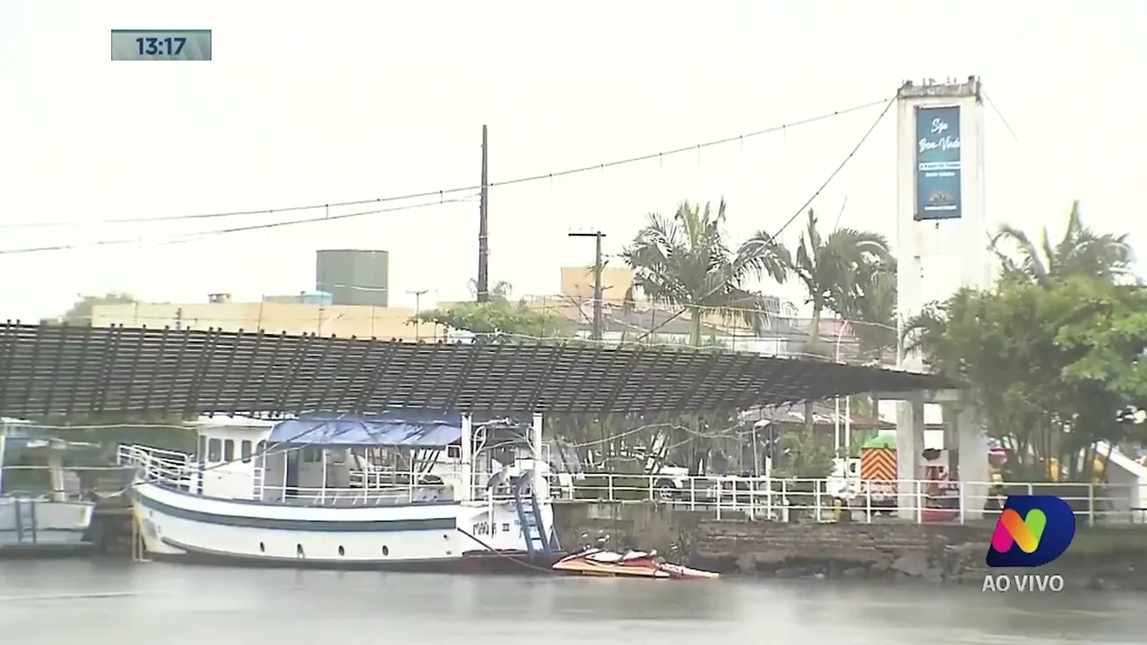 Bombeiros ainda buscam dois desaparecidos após rompimento de ponte pênsil entre SC e RS