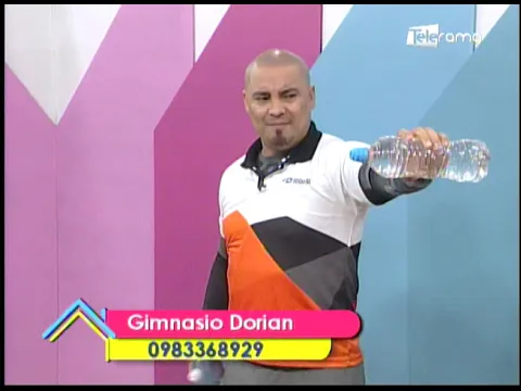 Rutina de ejercicios utilizando 2 botellas de agua