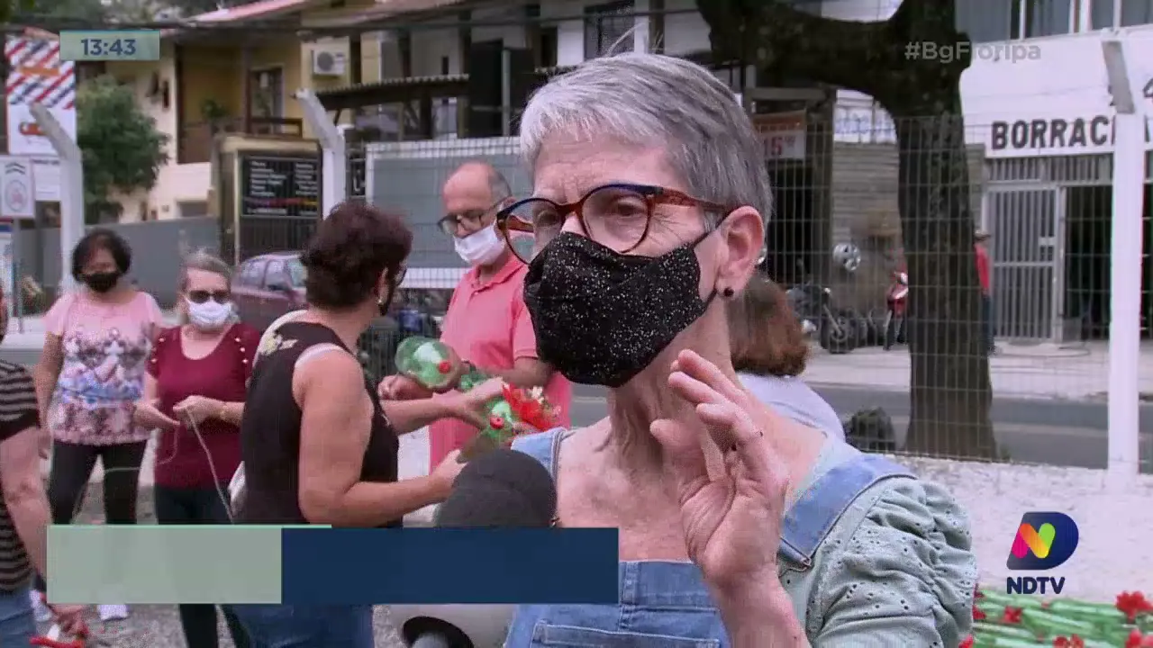 Grupo de voluntários confecciona árvore de natal reciclada com garrafa pet