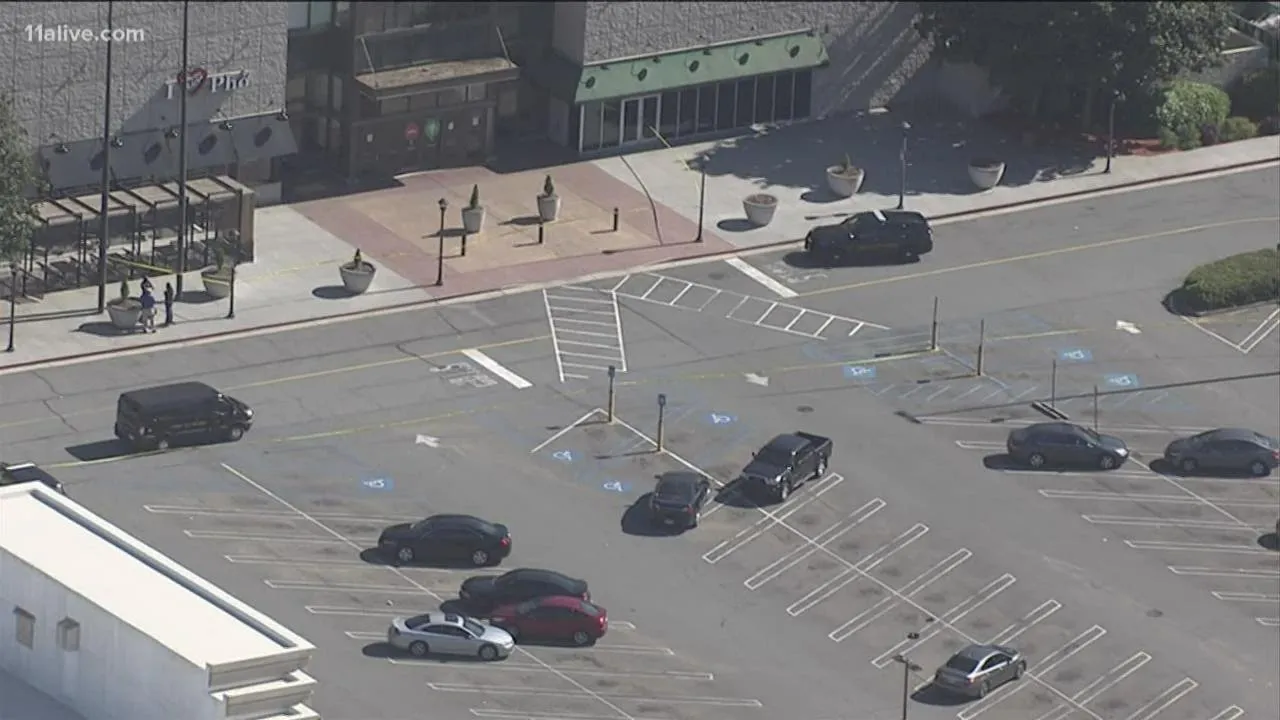 Police  searching for three masked suspects who robbed  jewelry store at Town Center Mall