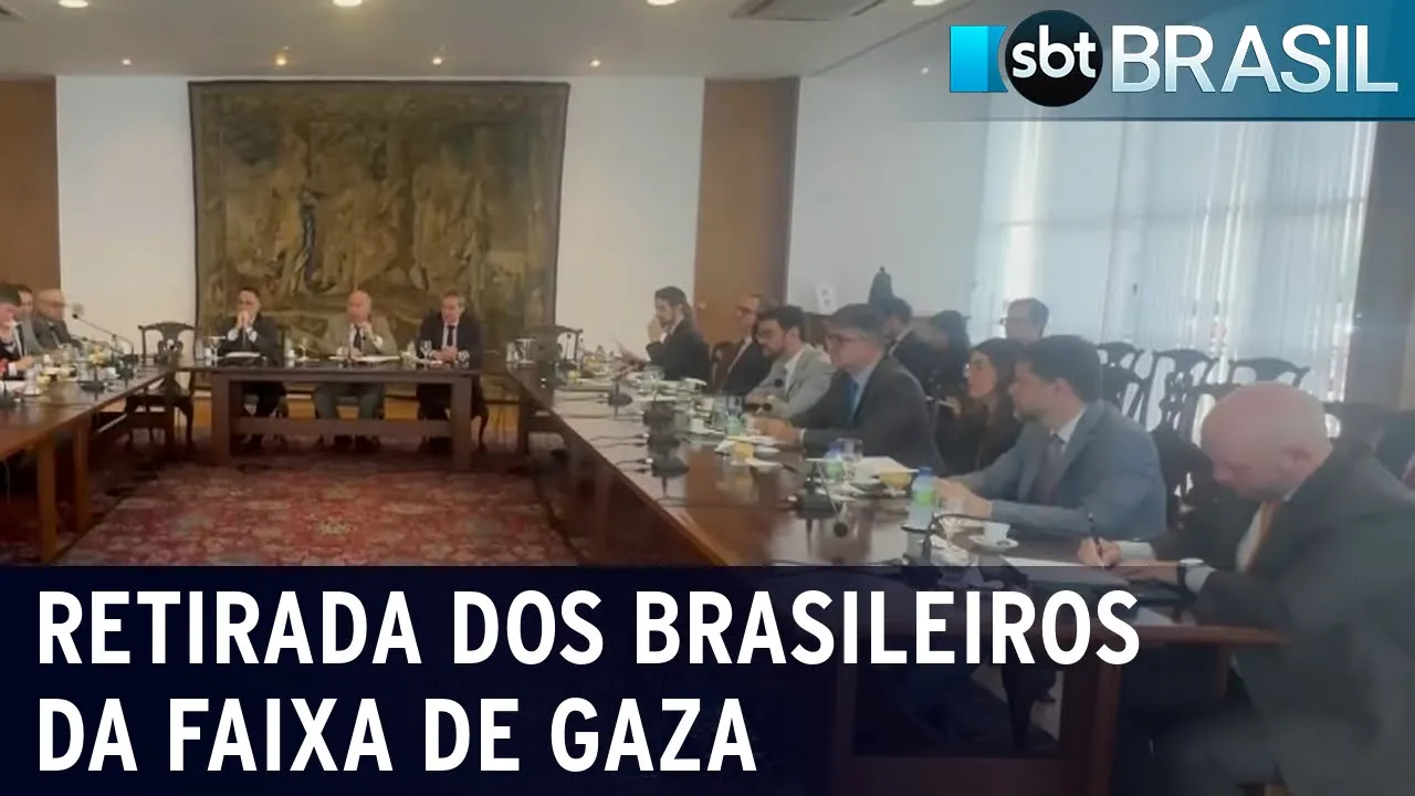 Grupo de brasileiros aguarda autorização do Egito para atravessar fronteira | SBT Brasil (17/10/23)