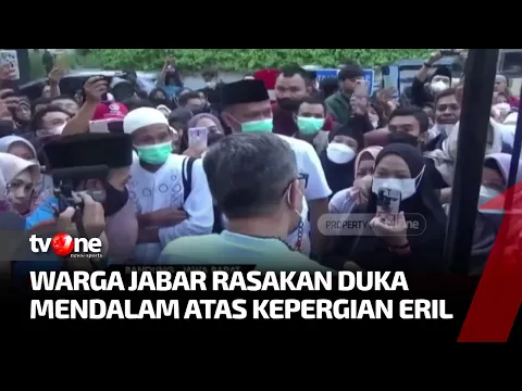 Warga Antri Menulis Ucapan Duka Cita Untuk Kepergian Eril