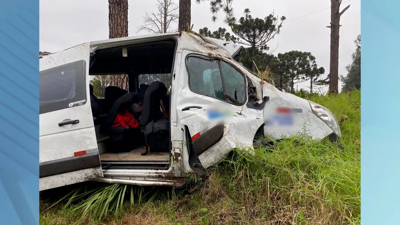 Van da saúde de Maravilha com 11 ocupantes se envolve em acidente em Vargem Bonita