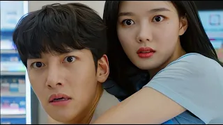 بنوته شبر ونص بتوقع شاب فقير في حبها وبتختفي لمده 4 سنين ولما بترجع بتلاقيه غني وبتشتغل عنده 