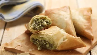 Crispy crusts, juicy stuffing with parmesan and spinach! This is the ultimate spinach pie with filo . 