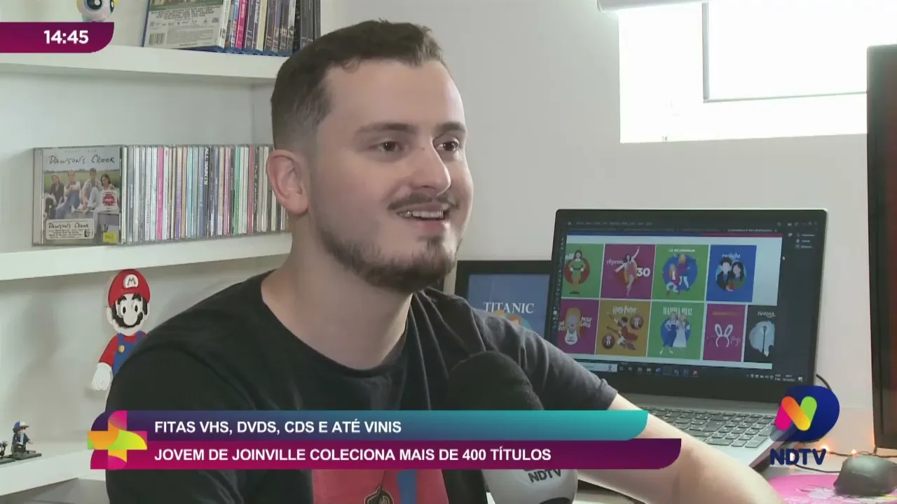 Fitas VHS, DVDs, CDs e até Vinis jovem de Joinville coleciona mais de 400 títulos