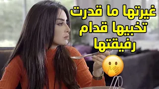 تحاول تبين انها مو مهتمة بطليقها بس من درت انه مشتري ثياب نسائية طار عقلها مسلسل قابل للكسر 