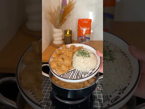 ألذ ما يمكن ليك تجربي 😋👌🏻كرات الدجاج والأرز بصلصة اكثر من رااااائعة ✅ ضروووري تجربيها 🌸