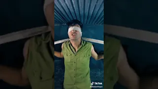 مصدوم مهموم 