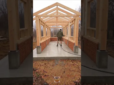 😱 Este anciano no tenía nada… hasta que un hombre decidió construirle una casa