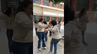 رقص البنات في فناء المدرسه 