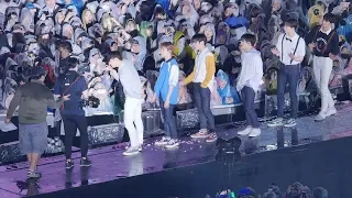 Download 꽃가루 뿌리며 등장하는 아스트로 ASTRO : 풍선 Balloons : 직캠 FanCam MP3