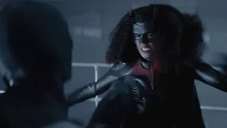 batwoman tries to stop wolf spider who stole the painting batwoman 2x05
