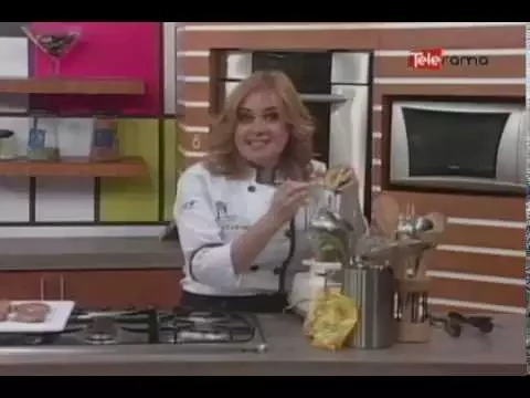 Atún teriyaki sobre crema de garbanzos y aguacate 