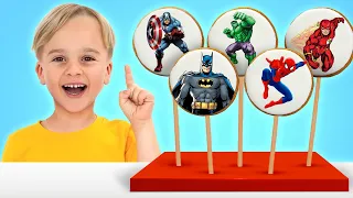 I biscotti magici trasformano i bambini in supereroi - Storie divertenti con i giocattoli