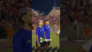 لاعب فريق كهرباء الإسماعيلية يتفاعل مع جماهير الأهلي 