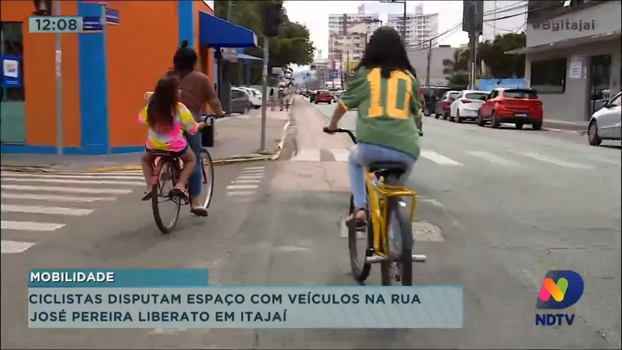 Ciclistas disputam espaço com veículos na rua José Pereira Liberato