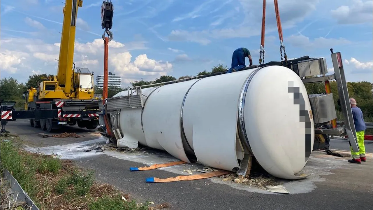 16.08.2022 - Bergung eines Tank-Sattelaufliegers in Krefeld