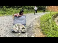 Download Lagu Kind-hearted Linda helped a girl after discovering secret notes falling on her path.
