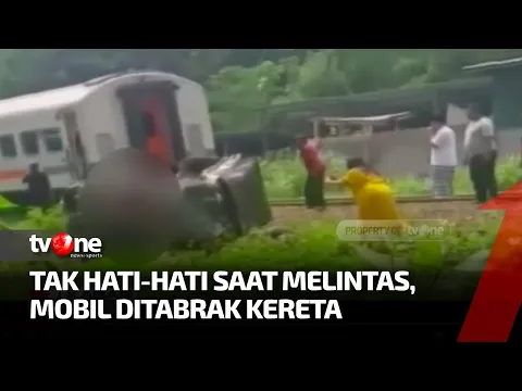 Ringsek Parah! Mobil Tertabrak Kereta di Pasuruan, Empat Orang Tewas