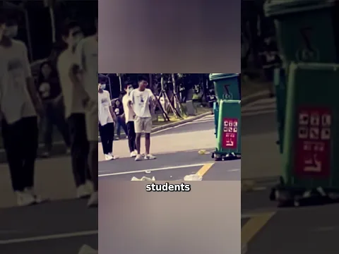 Four Students Helped an Elderly Worker Lift a Fallen Trash Bin