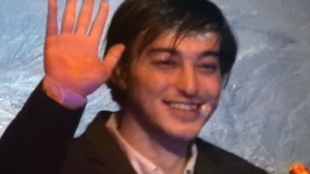 Joji - Gimme Love (Official Video) Joji - Gimme Love (Official Video)